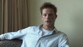 A Logan le encantará masturbarse solo