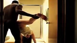 Una mujer cachonda mamadose una polla