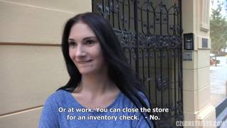 Una puta rubia se subió cachonda a mi taxi