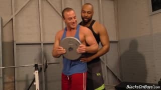 Dos machos fuertes se aman en el gimnasio