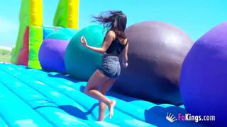 Gala Brown disfruta del sexo al aire libre