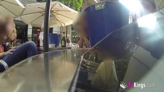 Esta puta se mete en el baño con un extraño