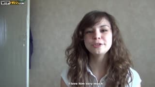 Esta se excita en su bañera y al aire libre