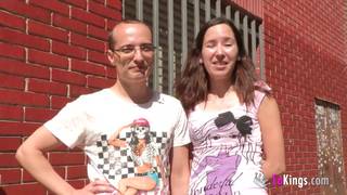 Esta latina será follada frente a su amiga