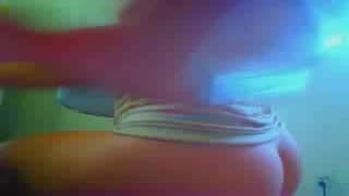 A esta morena le encanta acariciarse sola