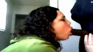 Ella suelta el tabaco y se chupa una polla