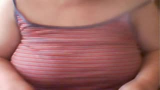 Sabe que sus tetas son sabrosas y grandes