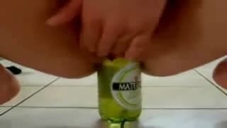 Se mete una cerveza fría por el coño