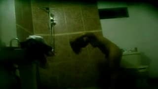 Una negra desnuda es grabada bañándose