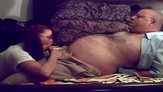 Esta pelirroja hace feliz a un viejo con sexo