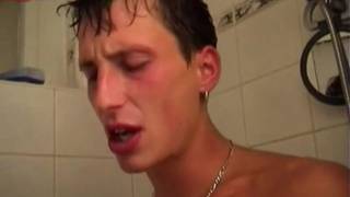 Tres jovencitos follándose en la bañera