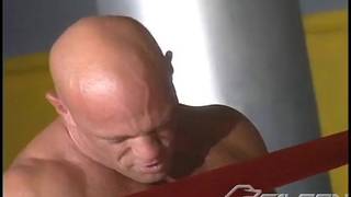 Arpad Miklos follando sobre el ring de boxeo