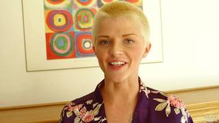 Una rubia de cabello corto que quiere facial