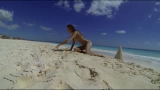 Se exhibe en una playa nudista bajo el sol Se exhibe en una playa nudista bajo el sol
