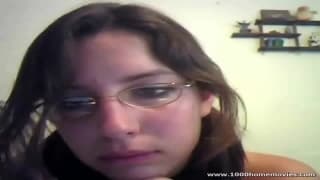 Ella se acaricia sola delante de la cámara