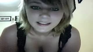 Esta perra joven adora mostrarse en cámara