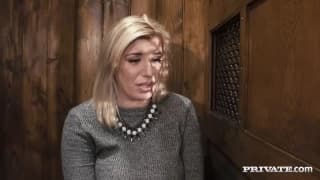 Ella se chupa una polla en un confesionario