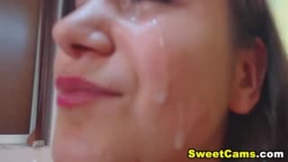 Ella nos muestra el esperma en su rostro