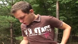 Se folla a su colega de clases en el bosque