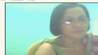 Esta amateur bella se muestra en la cámara