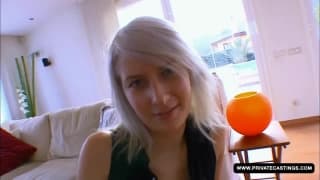 Lora Row disfruta sentada en una polla erecta