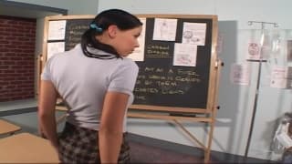 Una estudiante cachonda y muy puta mamando