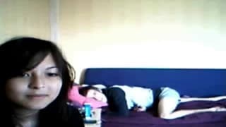 Prende la cámara y se pone a follar en casa