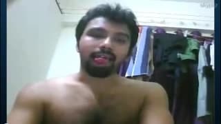 Este chico moreno y peludo se masturbará