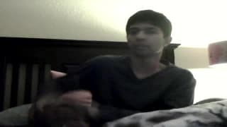 El se excita frotando su polla en la webcam El se excita frotando su polla en la webcam
