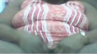 Ella quiere excitarse mostrando tetas