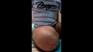 Este chico se mete un buen dildo por el culo