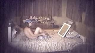Una cámara la espía desnuda en su cama