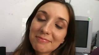 Una paja a solas con una morena preciosa