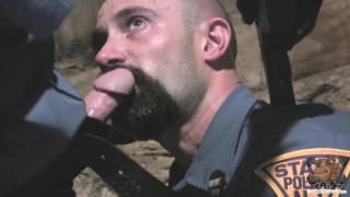 2 vigilantes jugando al sexo en su hora libre