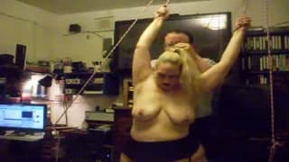 Esta puta amarrada sentirá placer desnuda