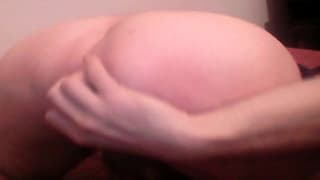 Un buen dildo para el culo de este gay