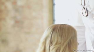 Klara Lord follando en clases de violín