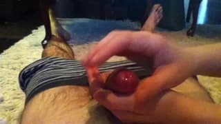 Masturba a su macho hasta verlo eyaculando