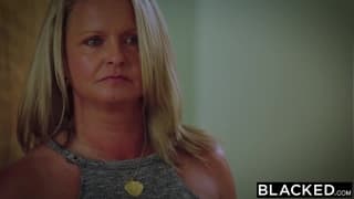 Un negro echando un polvo con una rubia bella