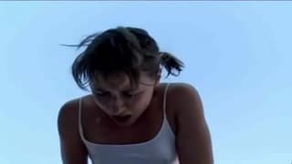 Ella aprovecha el tiempo para masturbarse