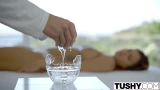 Un masaje y sexo anal para esta puta bella