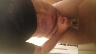 Una escena amateur gay haciéndose la paja