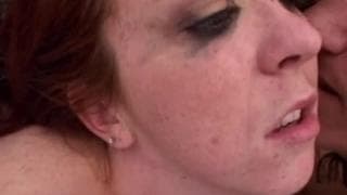 Una zorra pelirroja gozando al ser penetrada