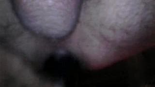 Inserción de un objeto anal y masturbación para este hombre gay.