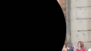 Esta joven española quiere mamar agachada