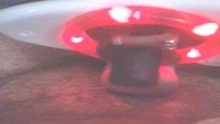 Un tio siente placer con un juguete sexual