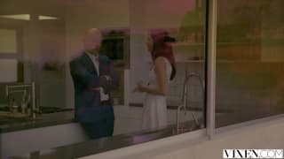 Ariana Marie follada por un hombre serio