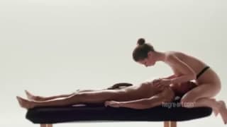 Una Milf de tetas pequeñas con apetito sexual