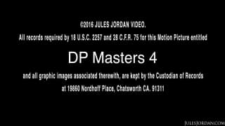 Sera atrapada por dos hombres excitadso