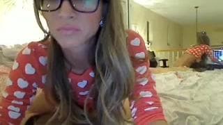 Una chica bella con un simulador de polla